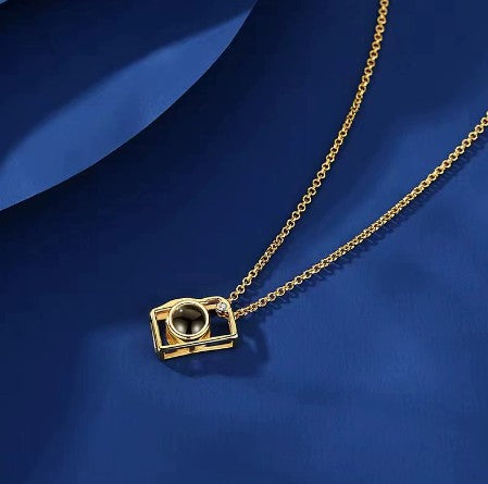 Curaçao camera necklace color