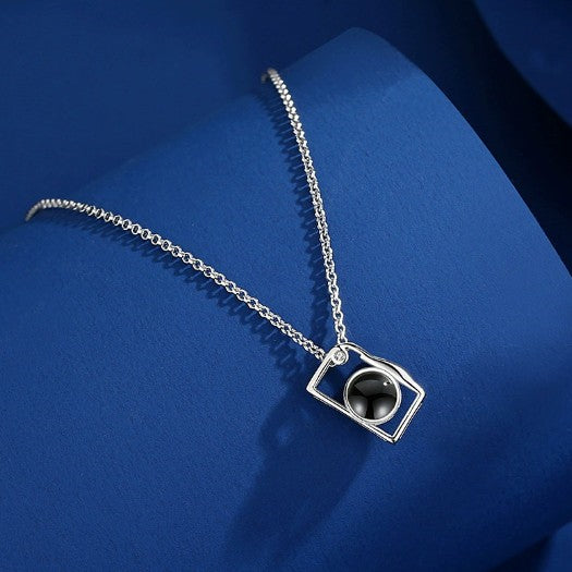 Curaçao camera necklace color